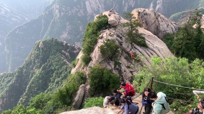 爬华山全民健身登高登山道爬山人群华山风景