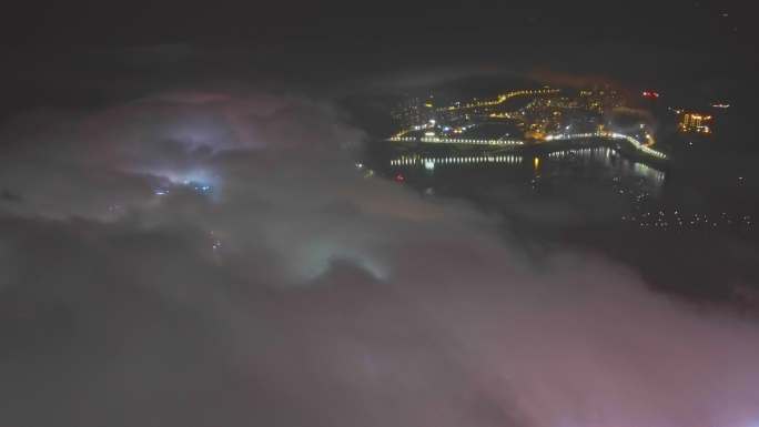 云海下的城市夜景