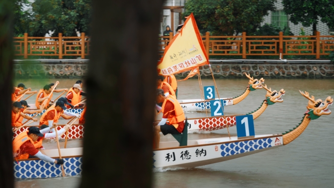 乡村龙舟比赛雨天