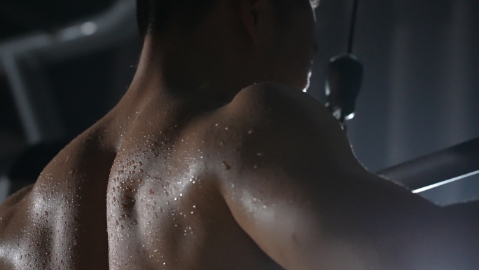 健身房的男人汗流浃背 肌肉上的汗珠 举重