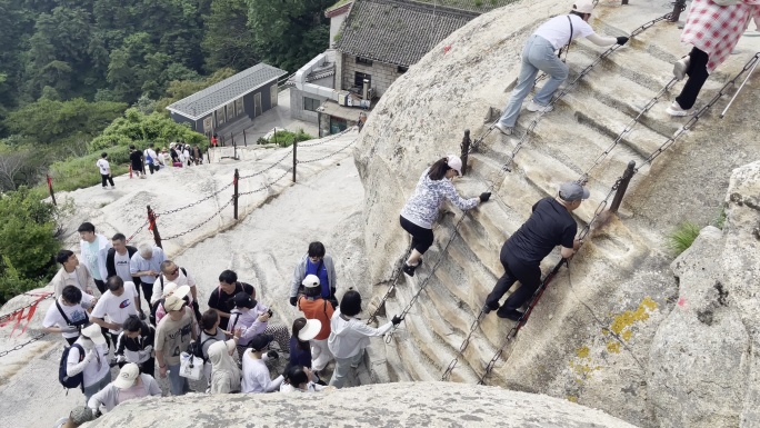 爬华山全民健身登高登山道爬山人群华山风景