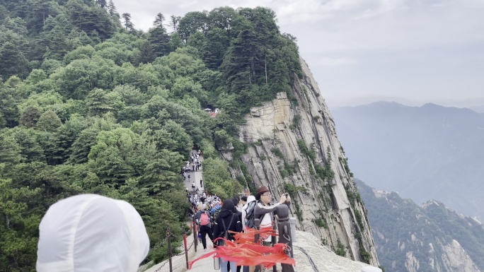 爬华山全民健身登高登山道爬山人群华山风景