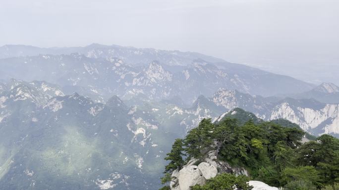 爬华山全民健身登高登山道爬山人群华山风景