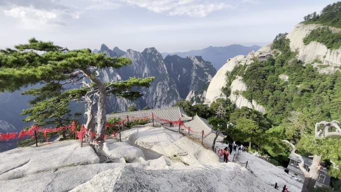 爬华山全民健身登高登山道爬山人群华山风景