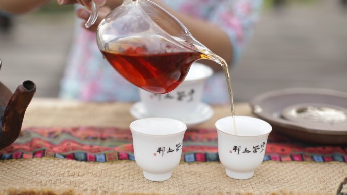 茶艺师展示茶艺讲解盖碗茶人物沏茶入杯镜头