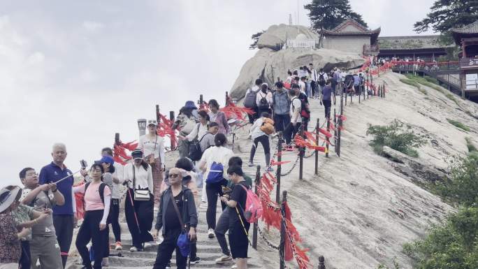 爬华山全民健身登高登山道爬山人群华山风景