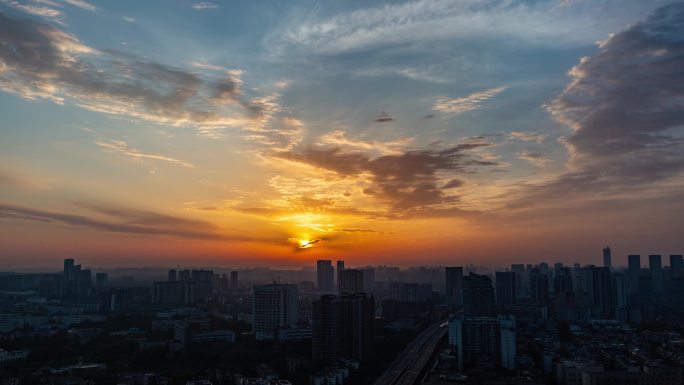 城市天亮建筑剪影城市日出城市天空朝霞彩霞