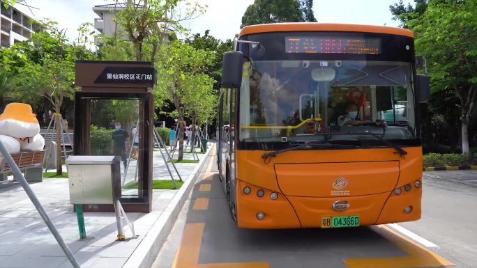 上下公交车镜头、人文、街景、等校车