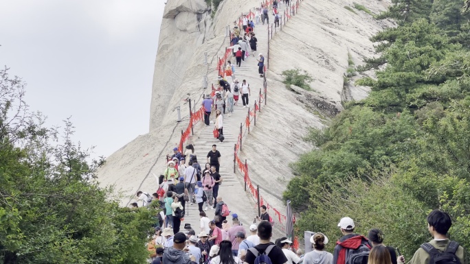 爬华山全民健身登高登山道爬山人群华山风景