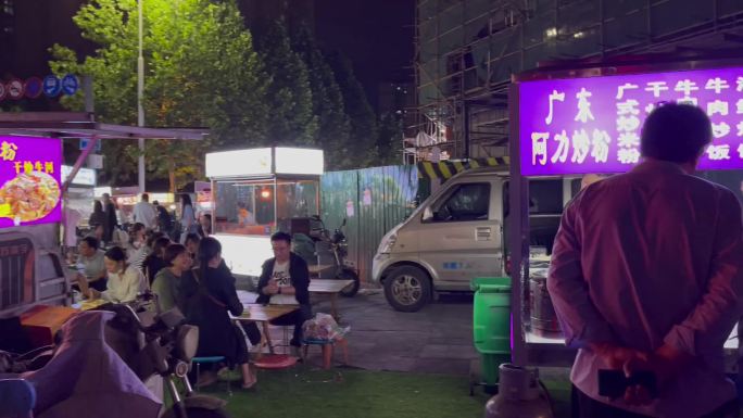 夜市路边摊炒粉炒面摇食客