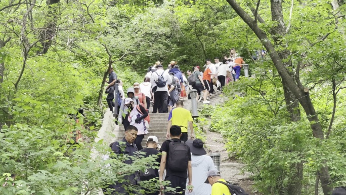 爬华山全民健身登高登山道爬山人群华山风景