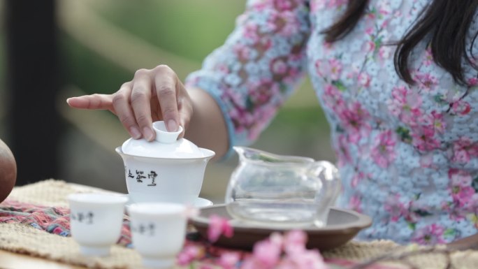 茶艺师展示茶艺，讲解盖碗茶冲泡品流程
