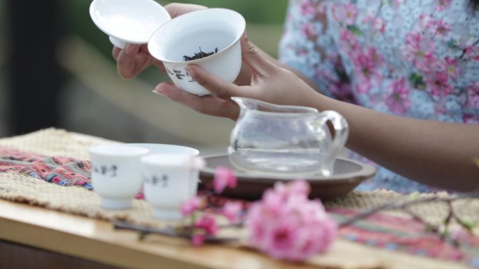 茶艺师展示茶艺，讲解盖碗茶具，茶杯展示