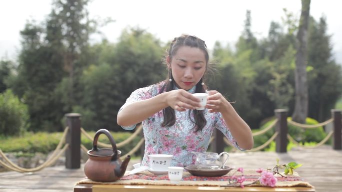 茶艺师展示茶艺讲解盖碗茶人物中景镜头