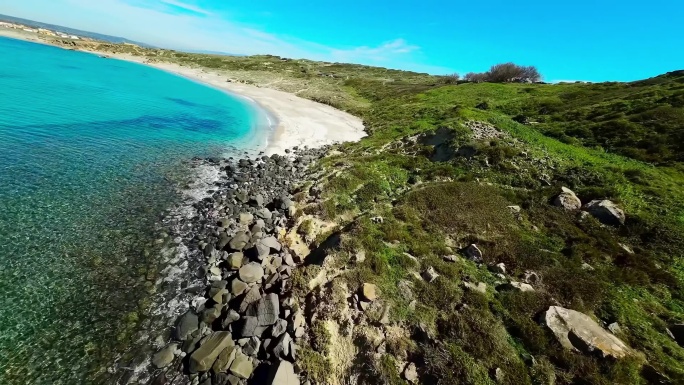 FPV穿越机无人机航拍海浪冲击沙滩海岛