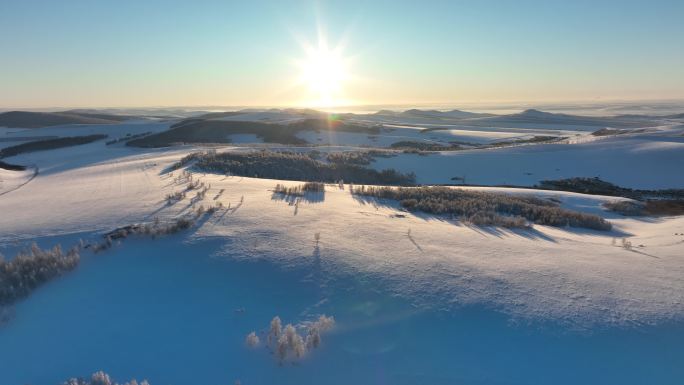 冬日暖阳阳光照射在丘陵雪原