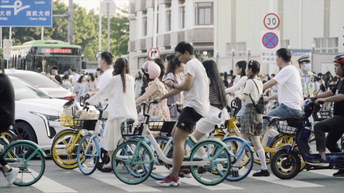 交通警察再繁华的公路上指导交通