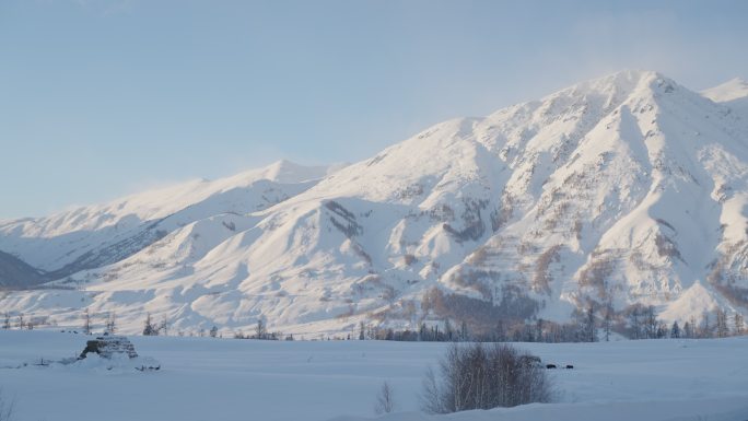 新疆阿勒泰禾木村 雪山 实拍