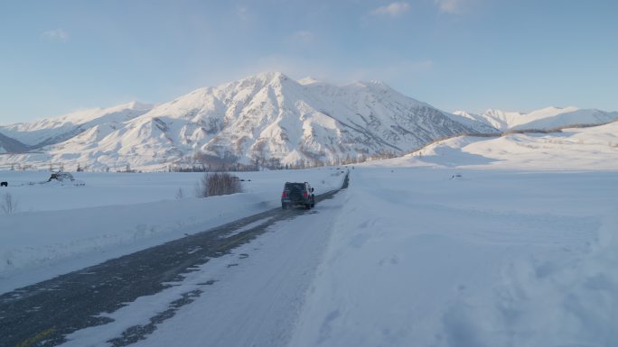 新疆阿勒泰禾木村冬季道路