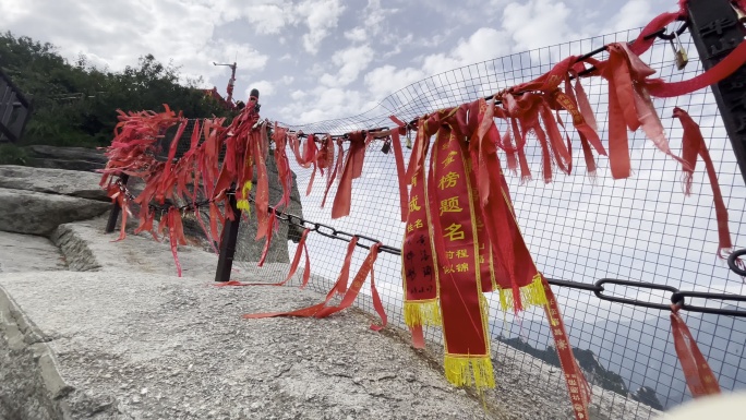 爬华山全民健身登高登山道爬山人群华山风景