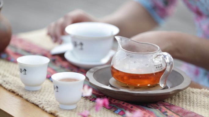 茶艺师展示茶艺，讲解盖碗茶冲泡品流程2泡