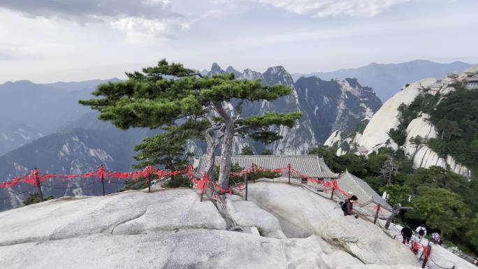 爬华山全民健身登高登山道爬山人群华山风景