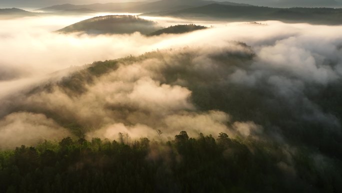 航拍黎明山川阳光云雾