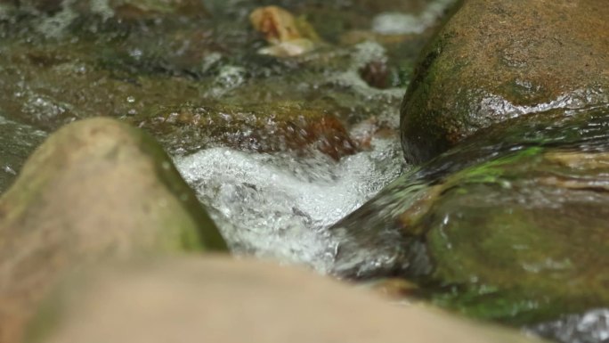 水流 石头间潺潺流水