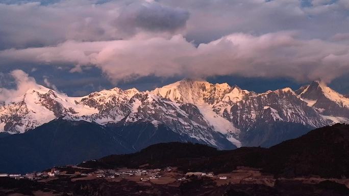 梅里雪山日出航拍