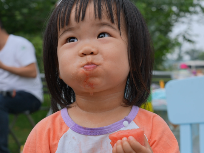 炎热夏季三伏天吃瓜小孩