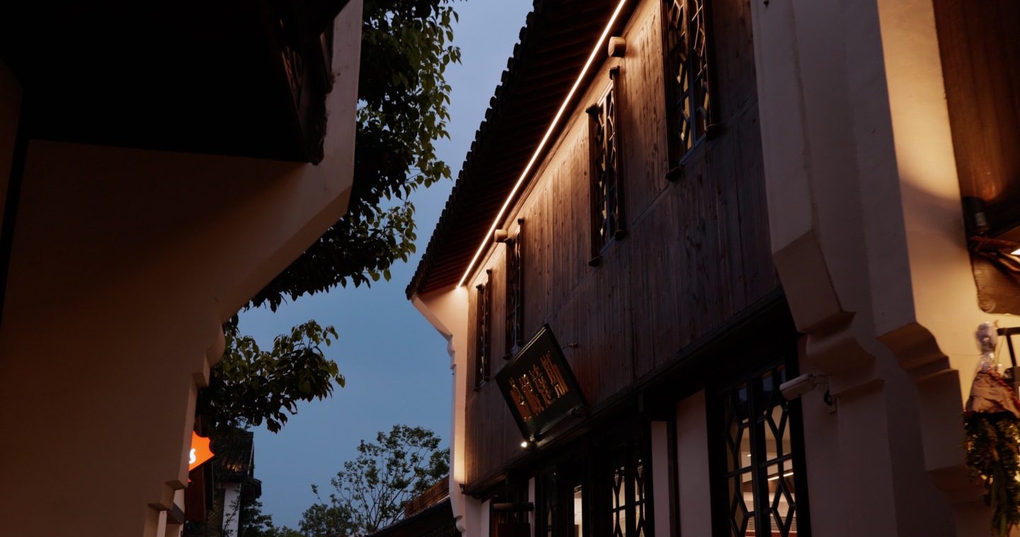 蟠龙天地街道店铺夜景