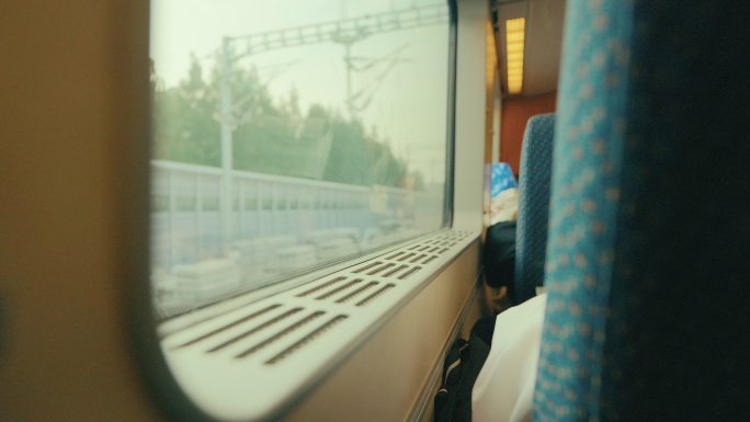 行驶的铁路运输车窗外风景