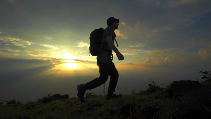 大气磅礴登山攀登励志拼搏勇往直前孤勇者