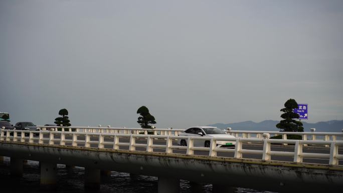 海边公路汽车行驶车流道路桥梁交通车辆驶过