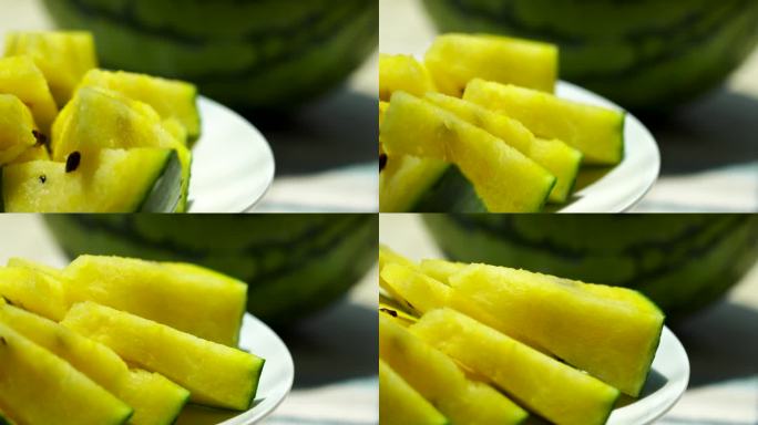 炎热夏天多汁的黄色瓜瓤薄皮西瓜切片