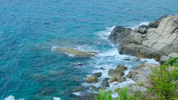 海南三亚海景 大海岸边岩石 海浪拍打礁石