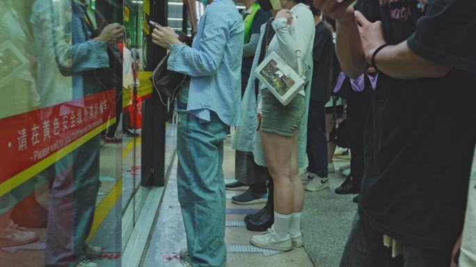 4K升格实拍繁忙的羊城广州地铁乘客进出站