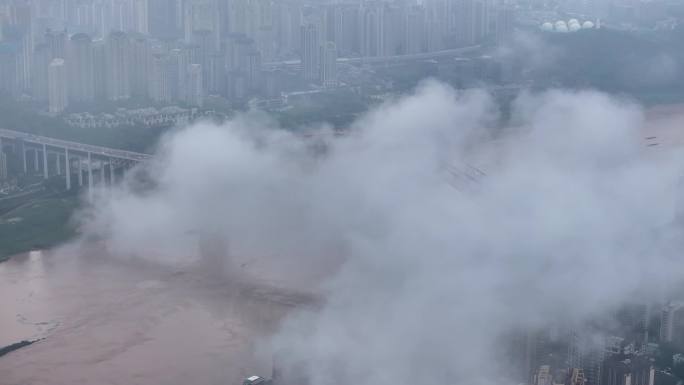 云雾中的重庆东水门大桥和朝天门大桥