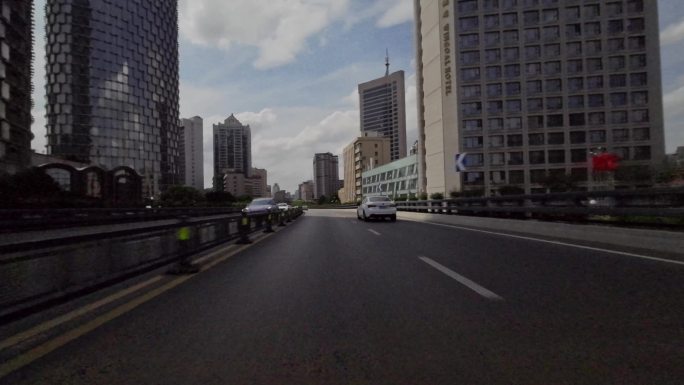 汽车视角主观镜头行驶在城市的街道