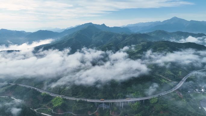 美丽乡村振兴云雾缭绕高速公道路架桥梁风光