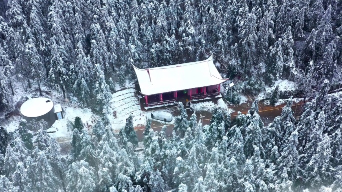 航拍山顶的春雪