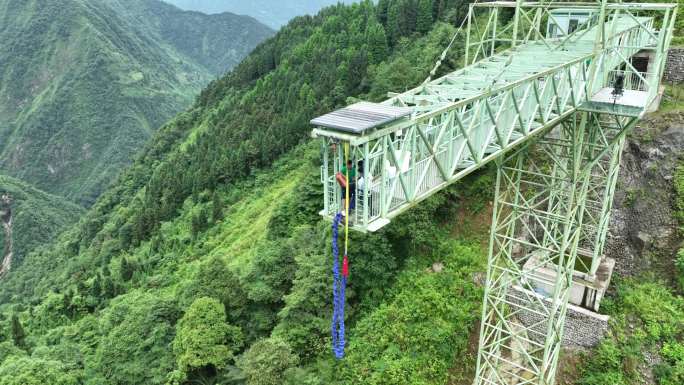 成都彭州龙门山镇宝山蹦极