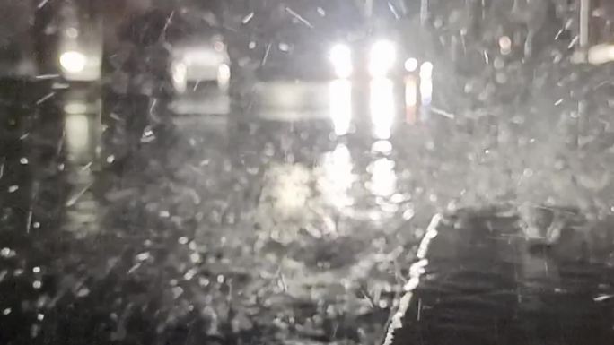 水花飞溅逆光雨点下雨夜街景下雨天城市雨点