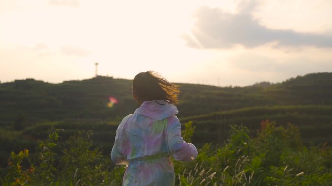 山地奔跑阳光  年轻女孩