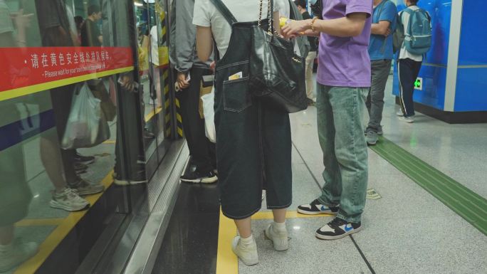 4K实拍，羊城广州天河公园地铁站乘客出站