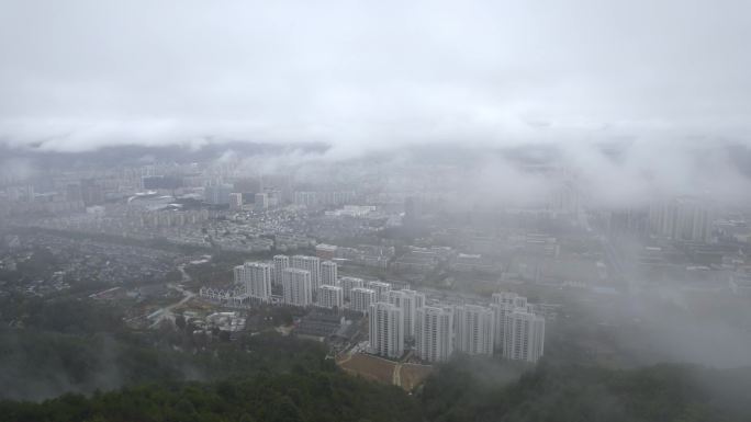 雨后城市大雾云雾