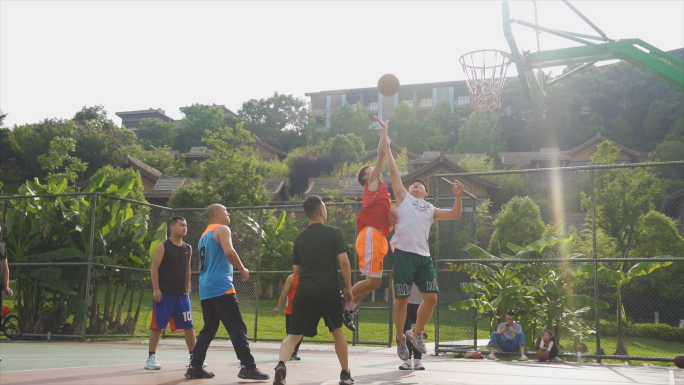 大学生打篮球阳光少年篮球入框校园生活健康
