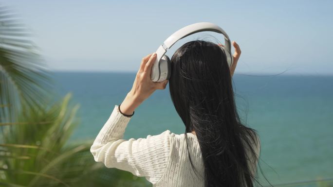 海边美女听音乐享受生活