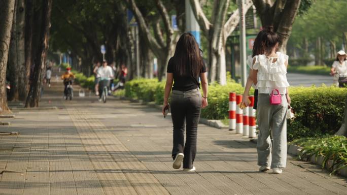 城市女性人物阳光城市道路人行道步道盲道