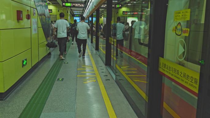 4K升格实拍，地铁进站市民走出员村地铁站